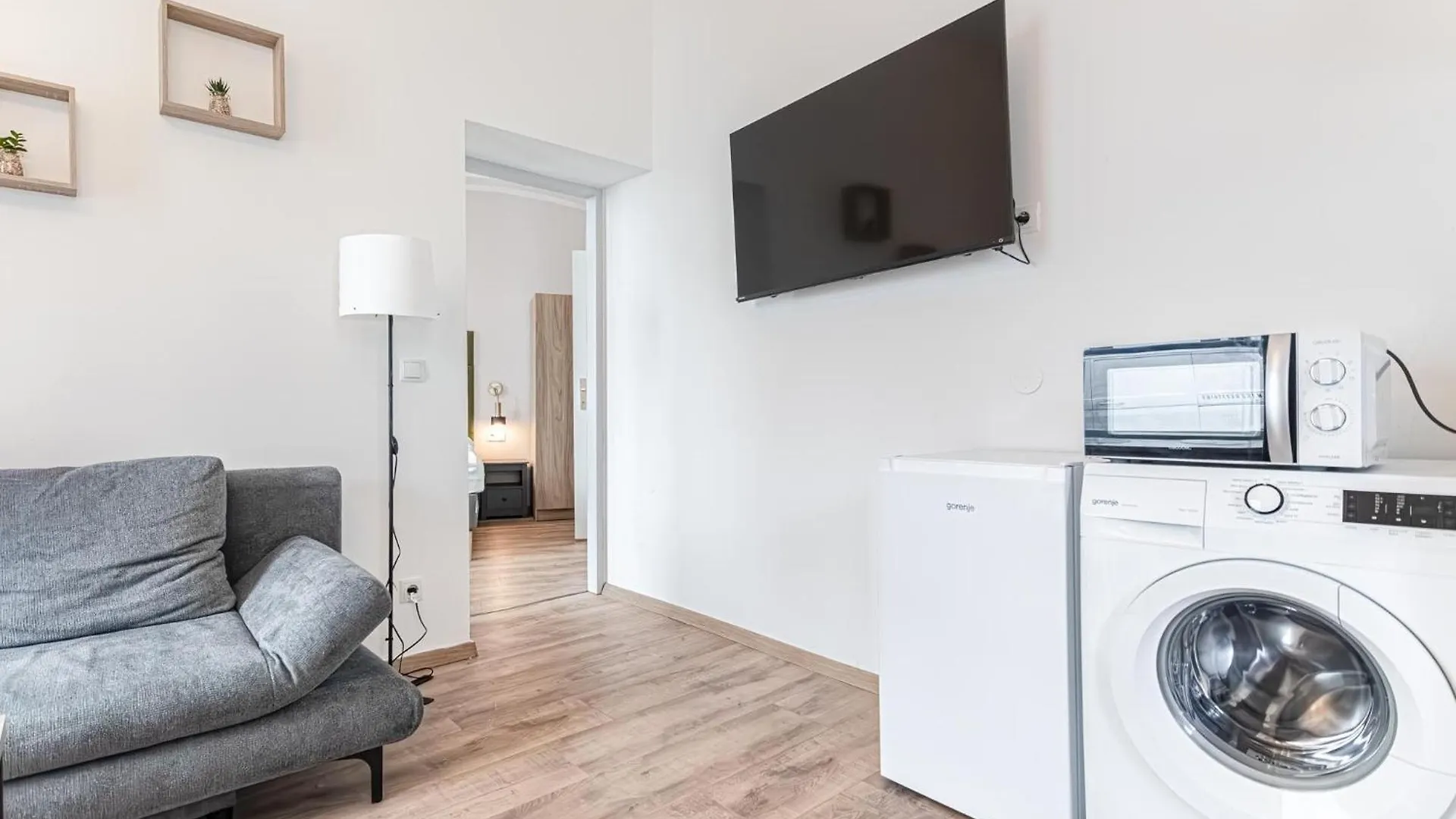 Westbahnhof Kingbed 1Br Apt With Ensuite Washer Vienna 0*,  Austria